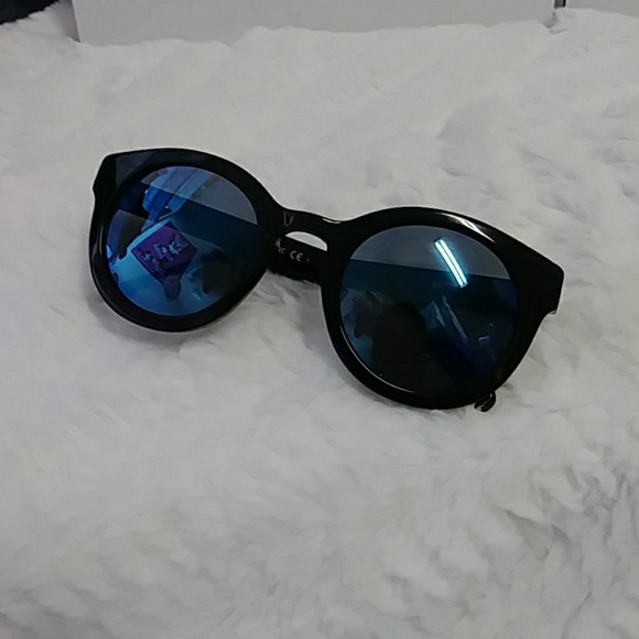 Banana Republic Sunglasses with case - Picture 6 of 6